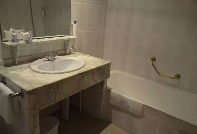 هتل Hostal Blayet