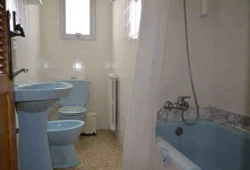 هتل Hostal Blayet