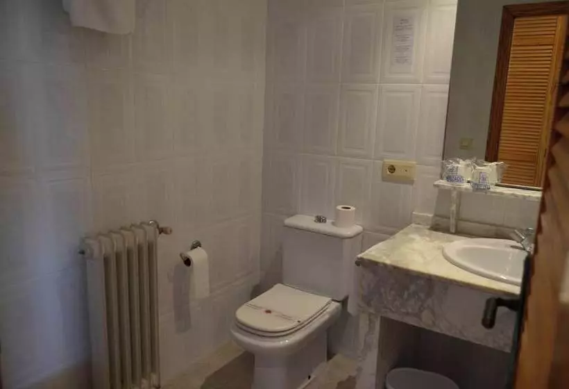 هتل Hostal Blayet
