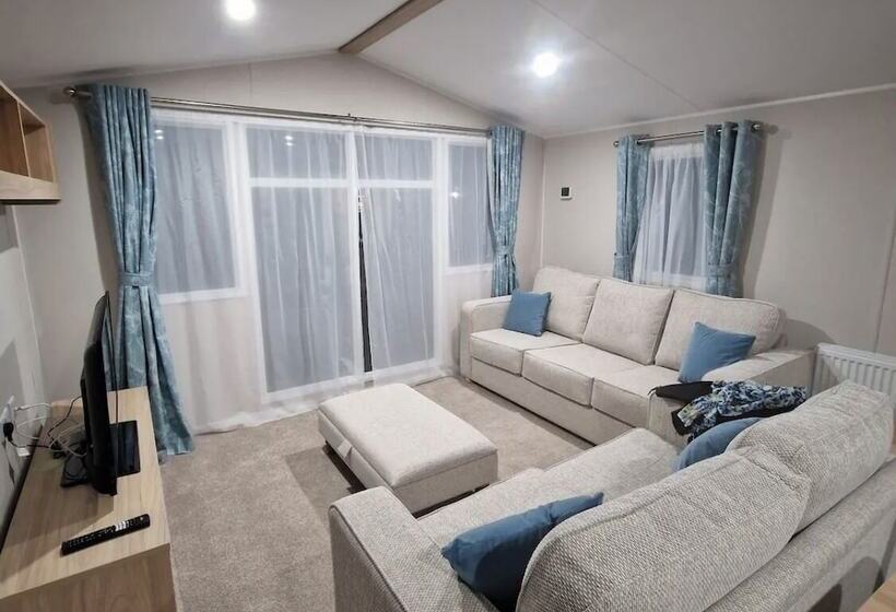 בית מלון כפרי Luxuary Static Caravan Sleeps 6 Coopers Beach   Luxurious Get Away