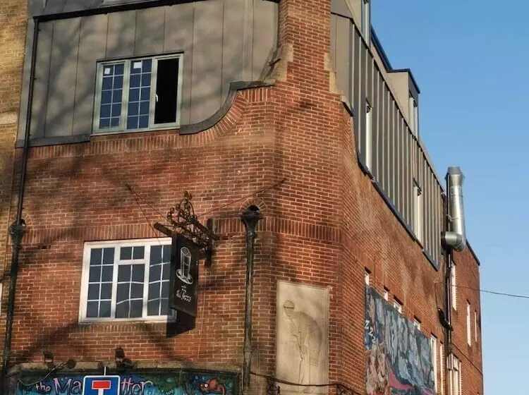 Hotelli The Mad Hatter S Guestrooms