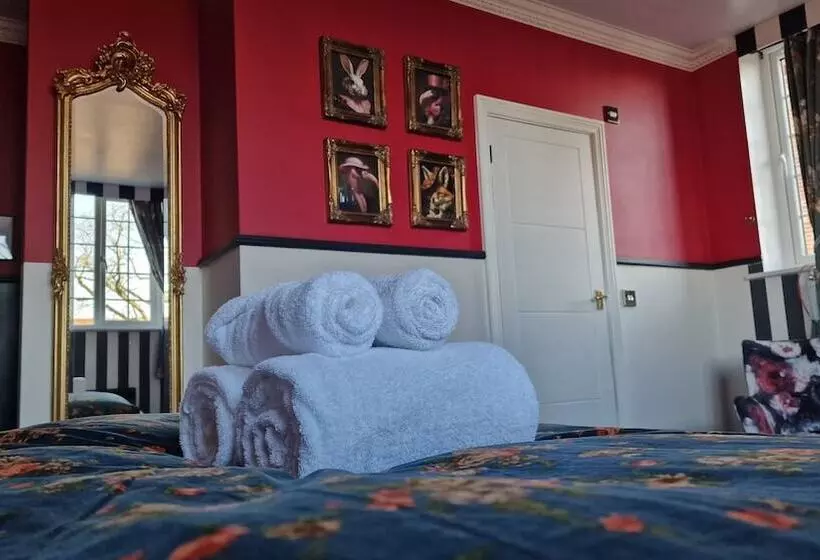 Hotelli The Mad Hatter S Guestrooms
