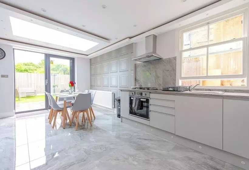 Majatalo Hackney Suites   En Suite Rooms & Amenities