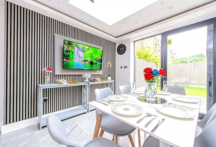 Majatalo Hackney Suites   En Suite Rooms & Amenities