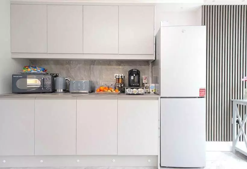 Majatalo Hackney Suites   En Suite Rooms & Amenities