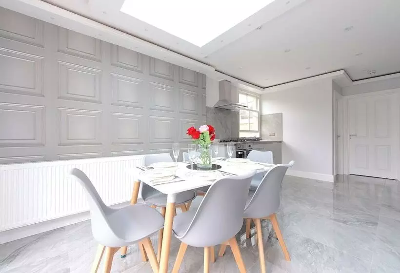 Majatalo Hackney Suites   En Suite Rooms & Amenities