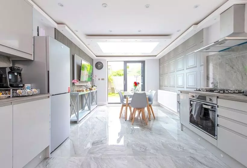 Majatalo Hackney Suites   En Suite Rooms & Amenities