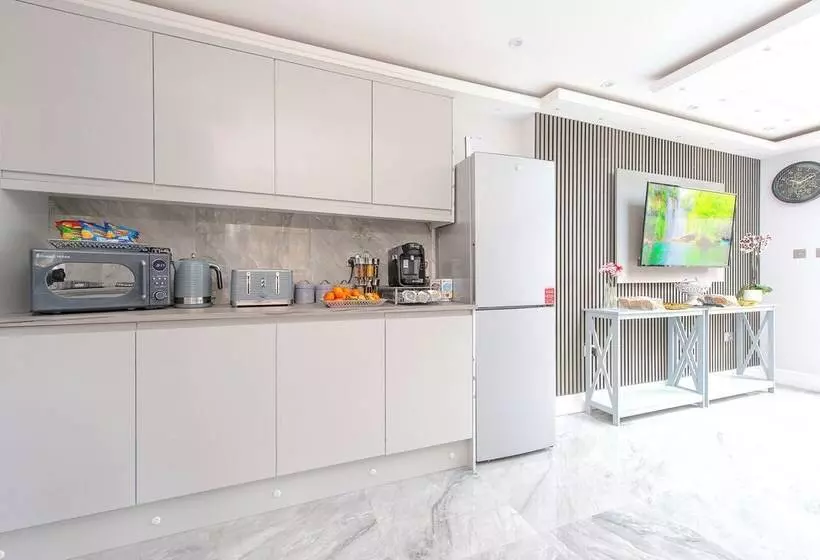 Majatalo Hackney Suites   En Suite Rooms & Amenities