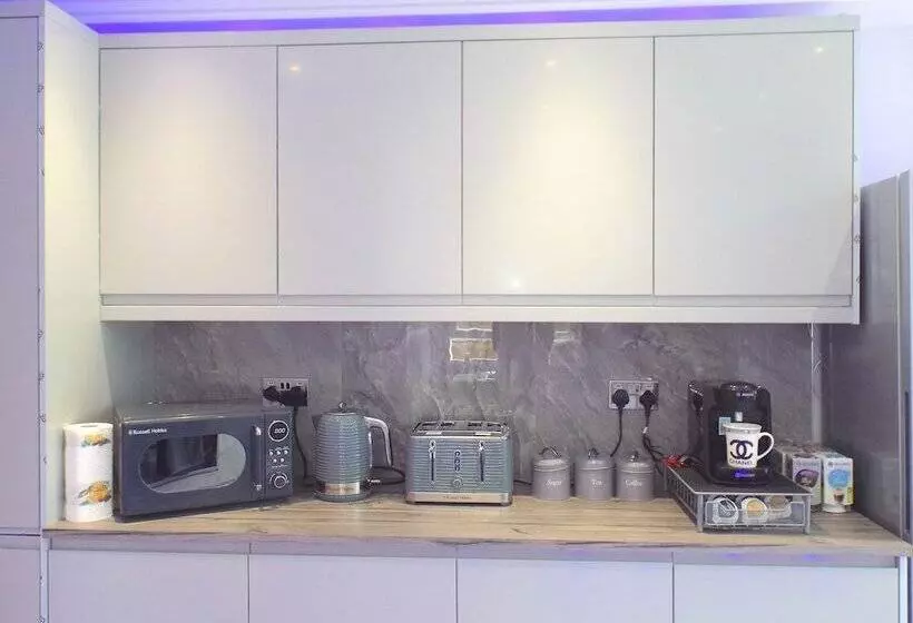 Majatalo Hackney Suites   En Suite Rooms & Amenities