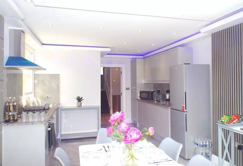 Majatalo Hackney Suites   En Suite Rooms & Amenities