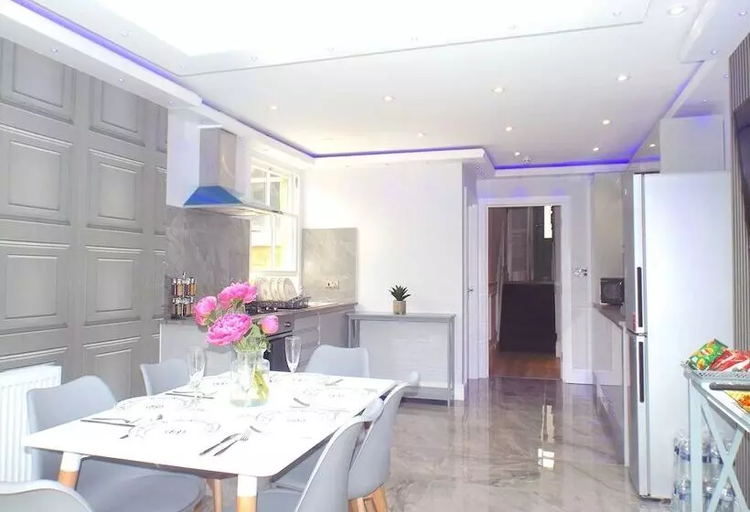 Majatalo Hackney Suites   En Suite Rooms & Amenities