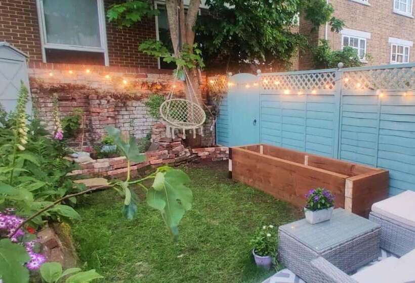 اقامتگاه Victorian Cottage Writers Retreat