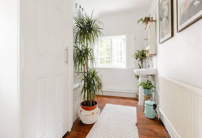 اقامتگاه Victorian Cottage Writers Retreat