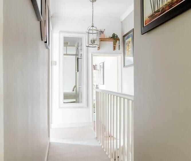 اقامتگاه Victorian Cottage Writers Retreat