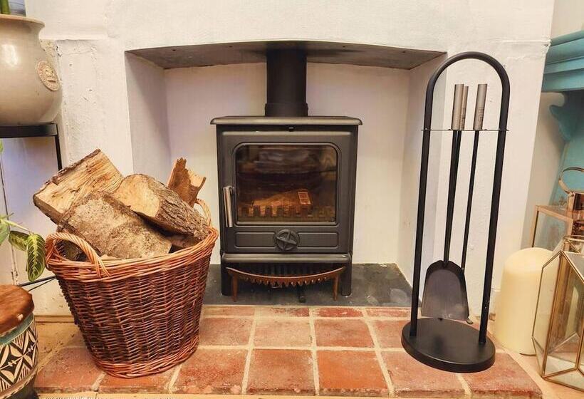 اقامتگاه Victorian Cottage Writers Retreat