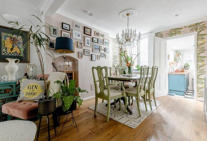 اقامتگاه Victorian Cottage Writers Retreat