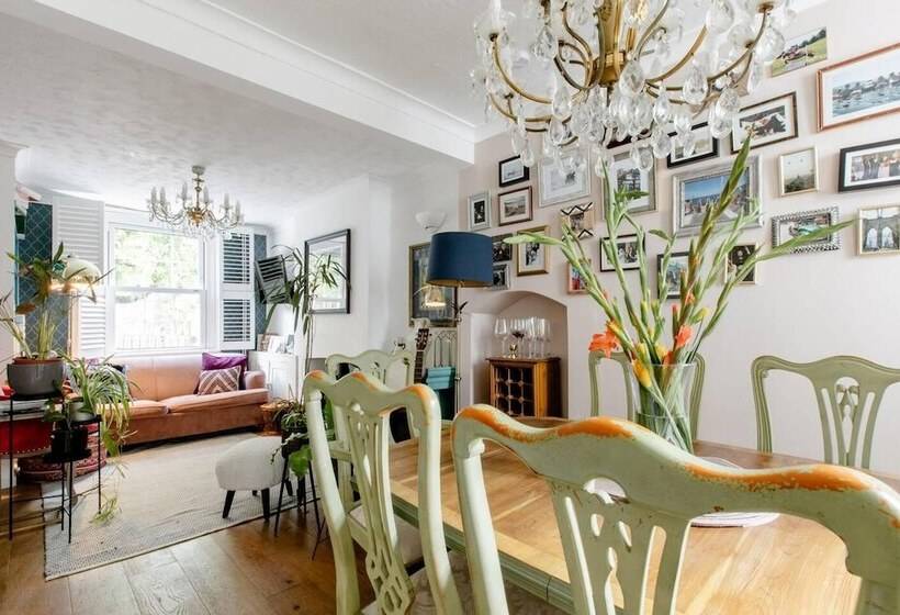 اقامتگاه Victorian Cottage Writers Retreat