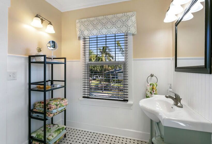 Charming Old Northwood Home ~ 3 Mi To Beach!