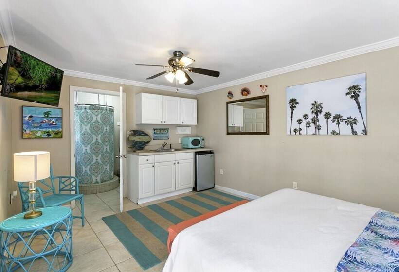 Charming Old Northwood Home ~ 3 Mi To Beach!