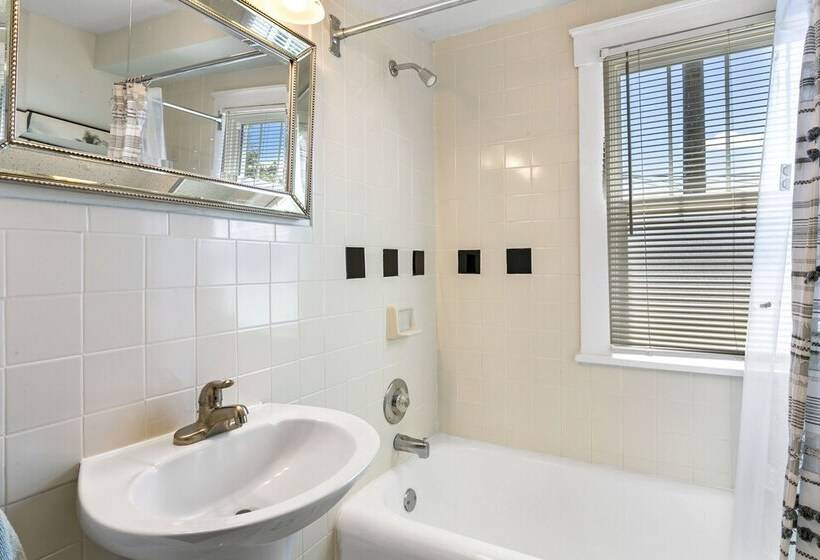 Charming Old Northwood Home ~ 3 Mi To Beach!