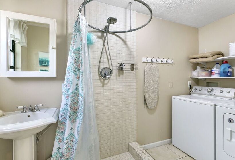 Charming Old Northwood Home ~ 3 Mi To Beach!