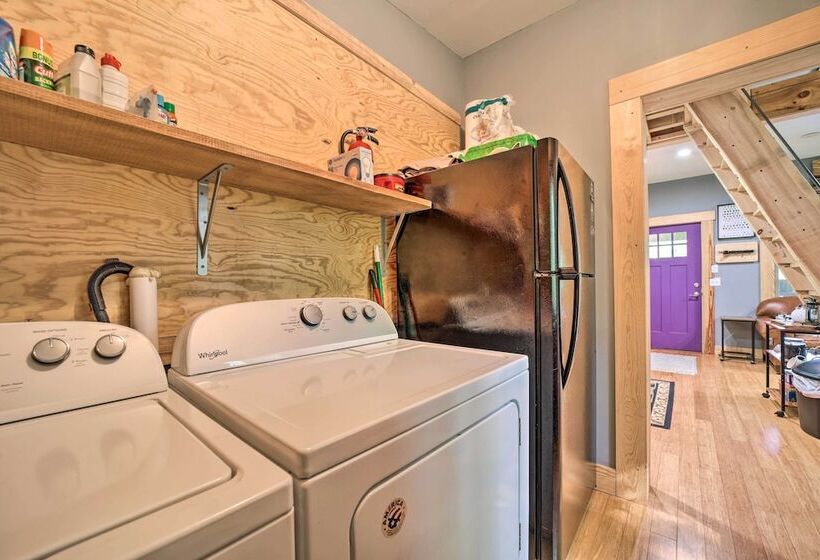 Darling 30 Acre Cabin W/ Fire Pit & Balcony!