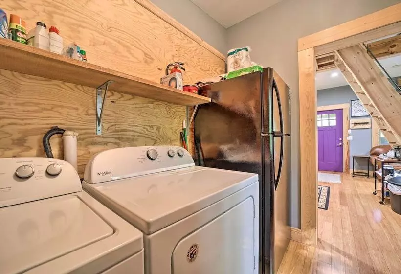 Darling 30 Acre Cabin W/ Fire Pit & Balcony!