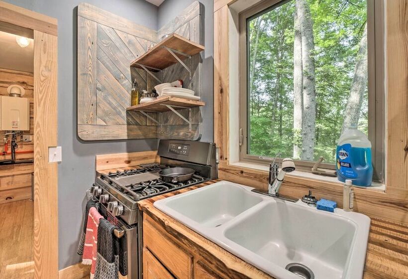 Darling 30 Acre Cabin W/ Fire Pit & Balcony!