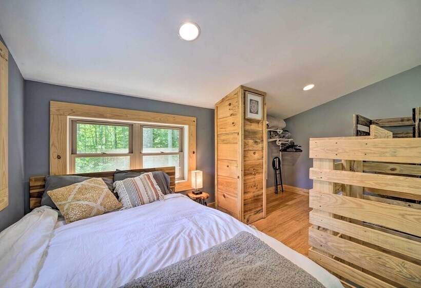 Darling 30 Acre Cabin W/ Fire Pit & Balcony!