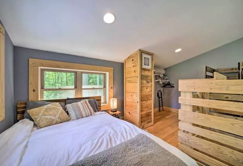 Darling 30 Acre Cabin W/ Fire Pit & Balcony!