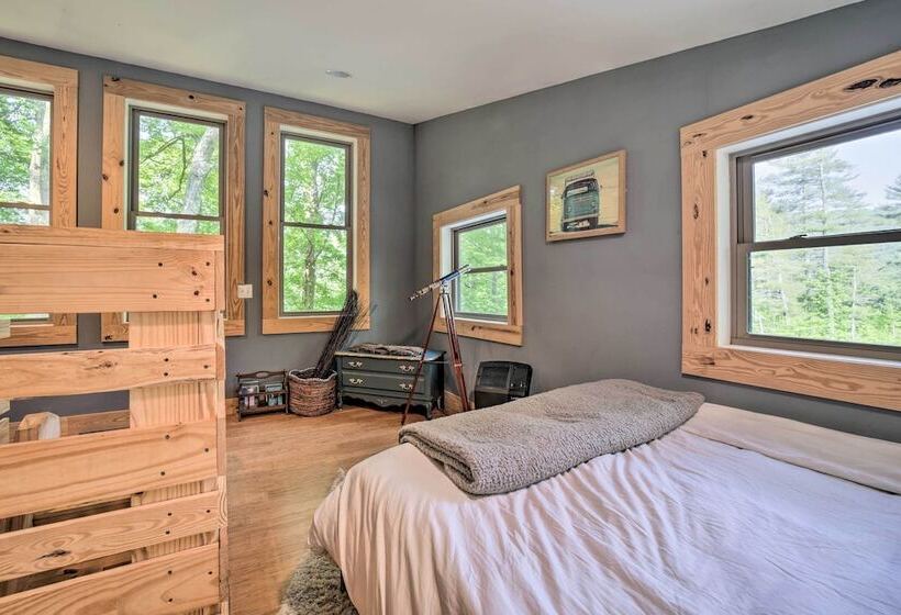 Darling 30 Acre Cabin W/ Fire Pit & Balcony!