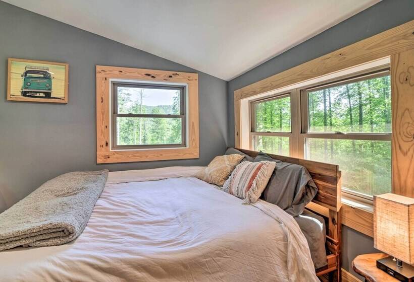 Darling 30 Acre Cabin W/ Fire Pit & Balcony!