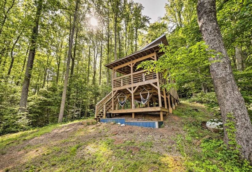 Darling 30 Acre Cabin W/ Fire Pit & Balcony!