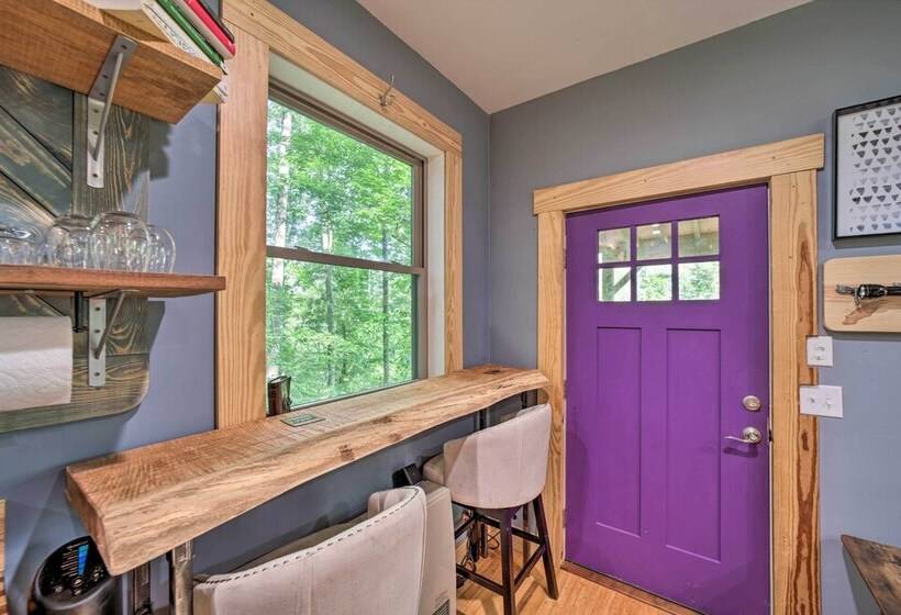 Darling 30 Acre Cabin W/ Fire Pit & Balcony!