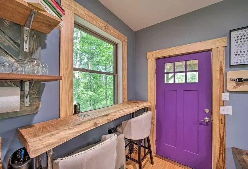 Darling 30 Acre Cabin W/ Fire Pit & Balcony!