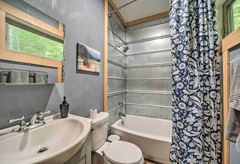 Darling 30 Acre Cabin W/ Fire Pit & Balcony!