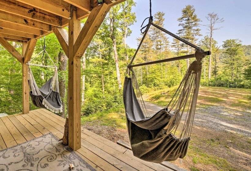 Darling 30 Acre Cabin W/ Fire Pit & Balcony!