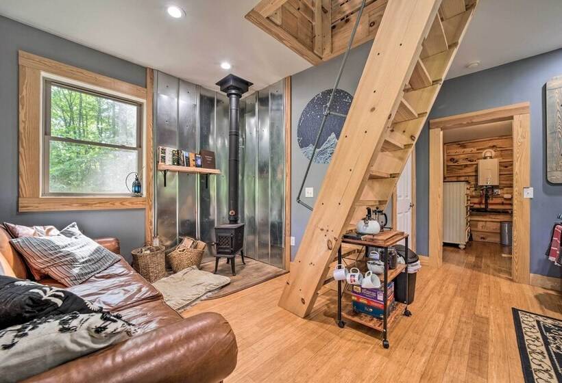 Darling 30 Acre Cabin W/ Fire Pit & Balcony!