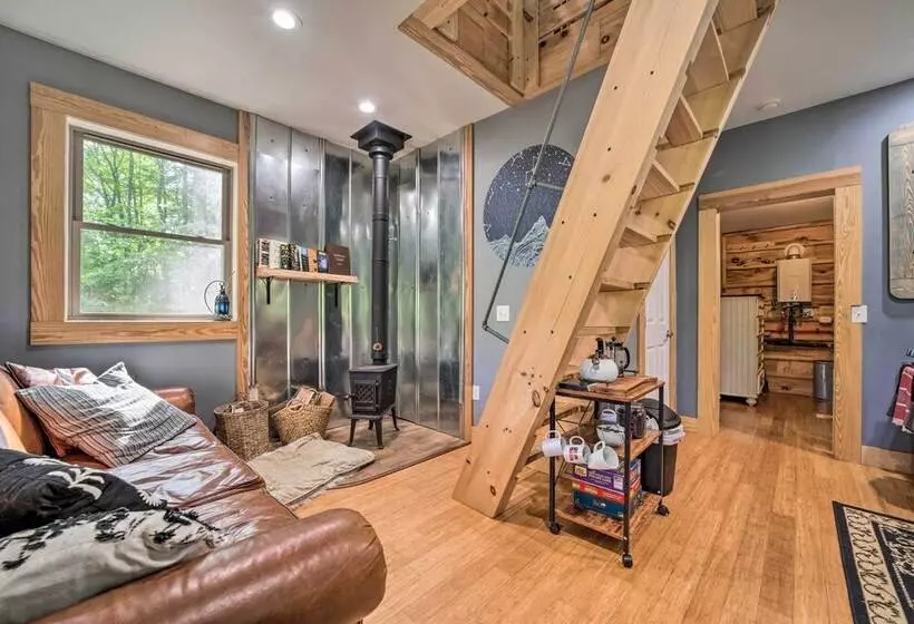 Darling 30 Acre Cabin W/ Fire Pit & Balcony!