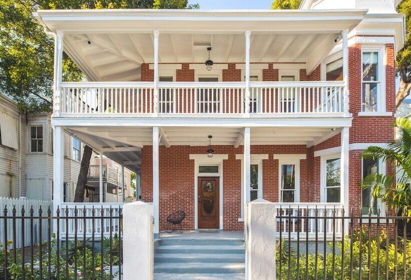 هتل Grand Maloney