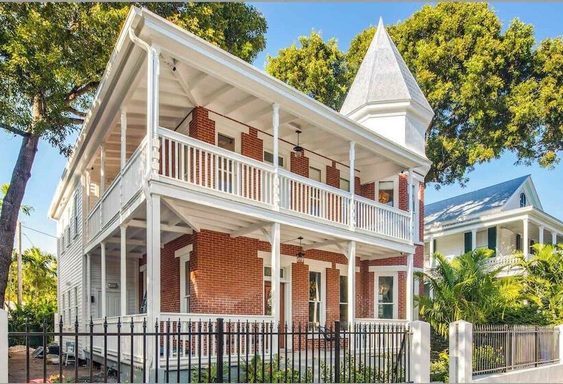 هتل Grand Maloney