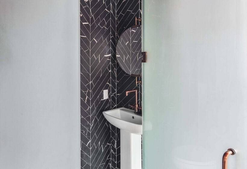 هتل Grand Maloney