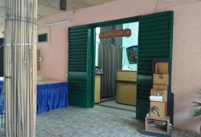 هتل Hôtel Les Palmiers