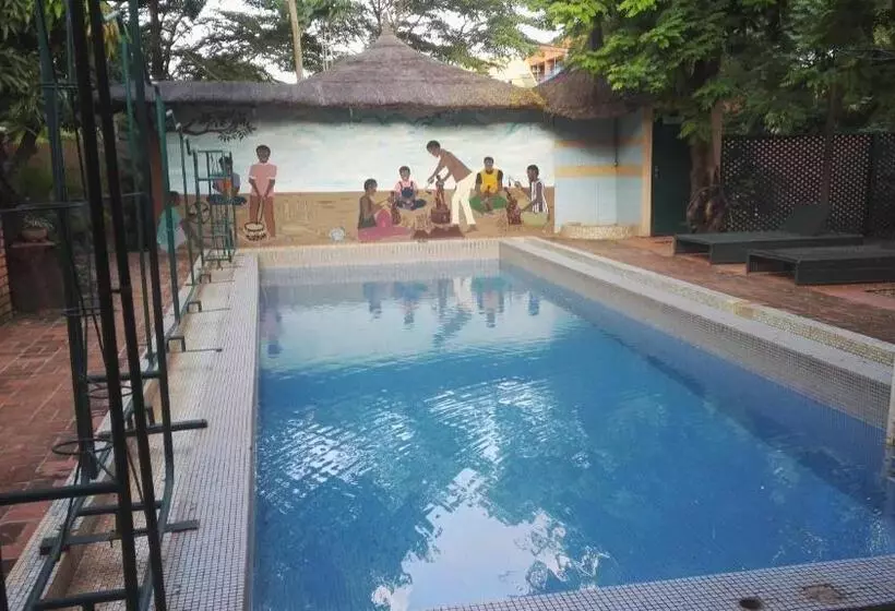 هتل Hôtel Les Palmiers