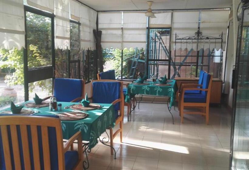 هتل Hôtel Les Palmiers