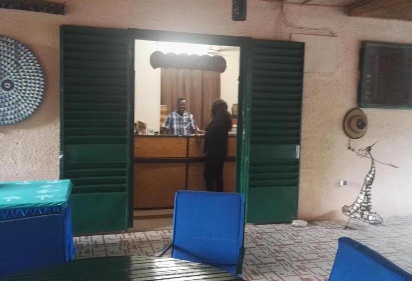 هتل Hôtel Les Palmiers