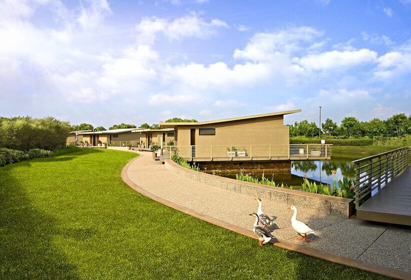 Hotel Life At Repose: Lake Villas Resort & Club