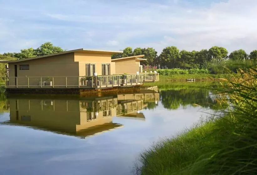 ホテル Life At Repose: Lake Villas Resort & Club