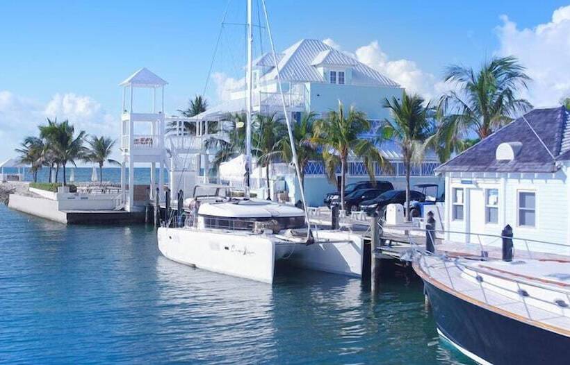 هتل Palm Cay Beach Club & Marina