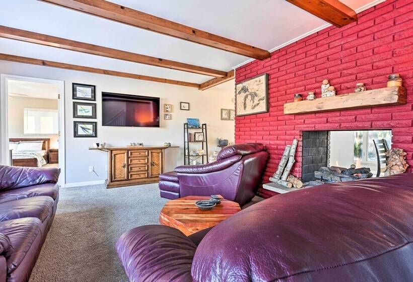 Lakefront Hartland Cottage W/ Patio & Fire Pits!